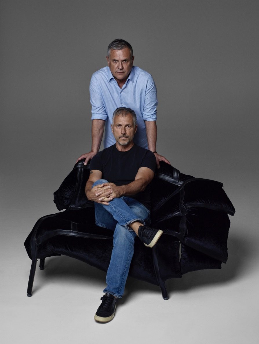 Fernando e Humberto Campana, sentado na poltrona Sade.